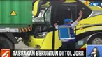 Penumpang bus yang rata-rata merupakan pelajar dan guru langsung di evakuasi petugas ke pinggir jalan tol.