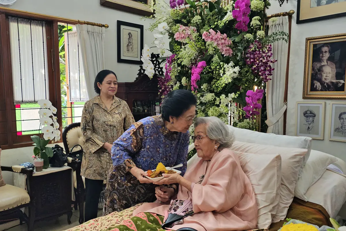 Presiden Kelima RI Megawati Soekarnoputri saat menghadiri perayaan ulang tahun ke-100 istri mantan Kapolri Jenderal (Purn) Hoegeng Iman Santoso, Meriyati Roeslani.