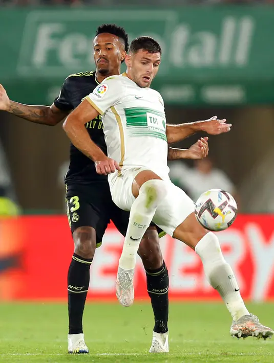 Pemain Real Madrid Eder Militao (kiri) berebut bola dengan pemain Elche Lucas Boye pada pertandingan sepak bola La Liga Spanyol di Stadion Martinez Valero, Elche, Spanyol, 19 Oktober 2022. Real Madrid mengalahkan Elche dengan skor 3-0. (AP Photo/Alberto Saiz)