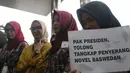 Sejumlah orang mengikuti doa bersama saat peringatan 100 hari penyerangan Novel Baswedan di gedung KPK, Jakarta, Kamis (20/7). Acara ini memperingati 100 hari peristiwa penyerangan terhadap penyidik senior KPK, Novel Baswedan. (Liputan6.com/Helmi Afandi)