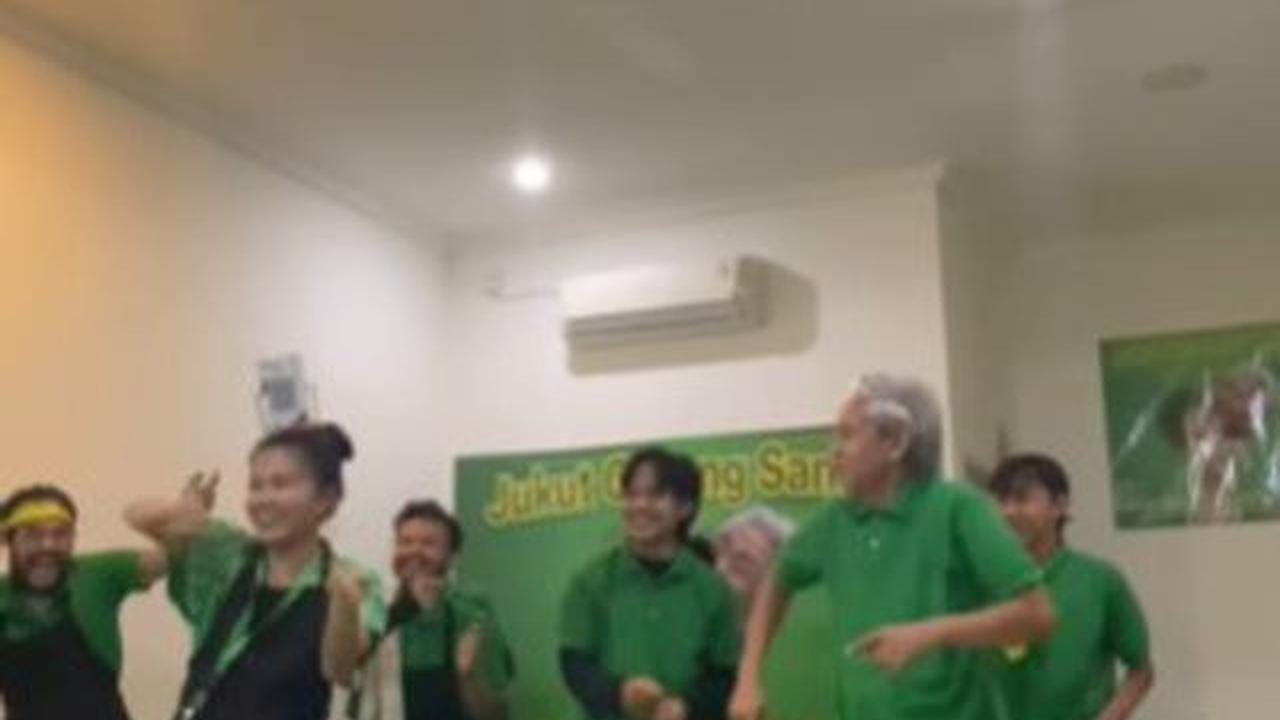 Potret Epy Kusnandar yang Selalu Ceria Bersama Karyawan, Bahagia dalam Kesederhanaan