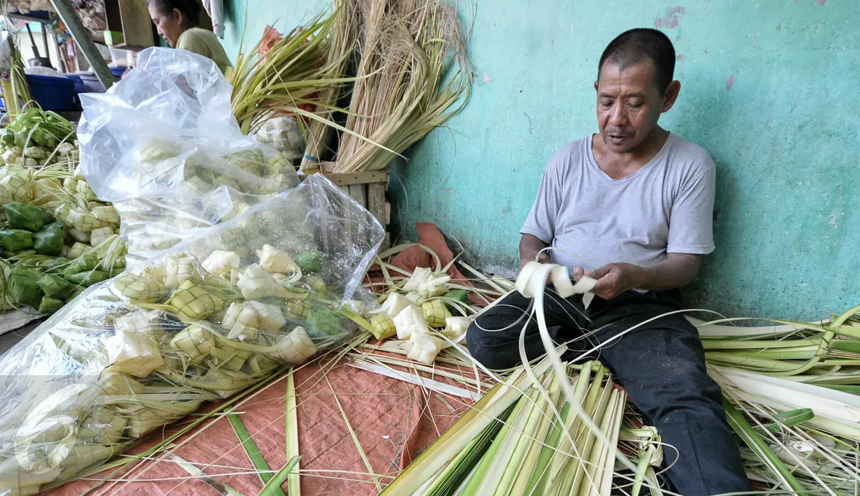 Pedagang membuat kulit ketupat untuk dijual di Pasar Minggu, Jakarta Selatan, Senin (4/7). H-2 Hari Raya Idul Fitri, pedagang kulit ketupat mulai kebanjiran pembeli. (Liputan6.com/Yoppy Renato)