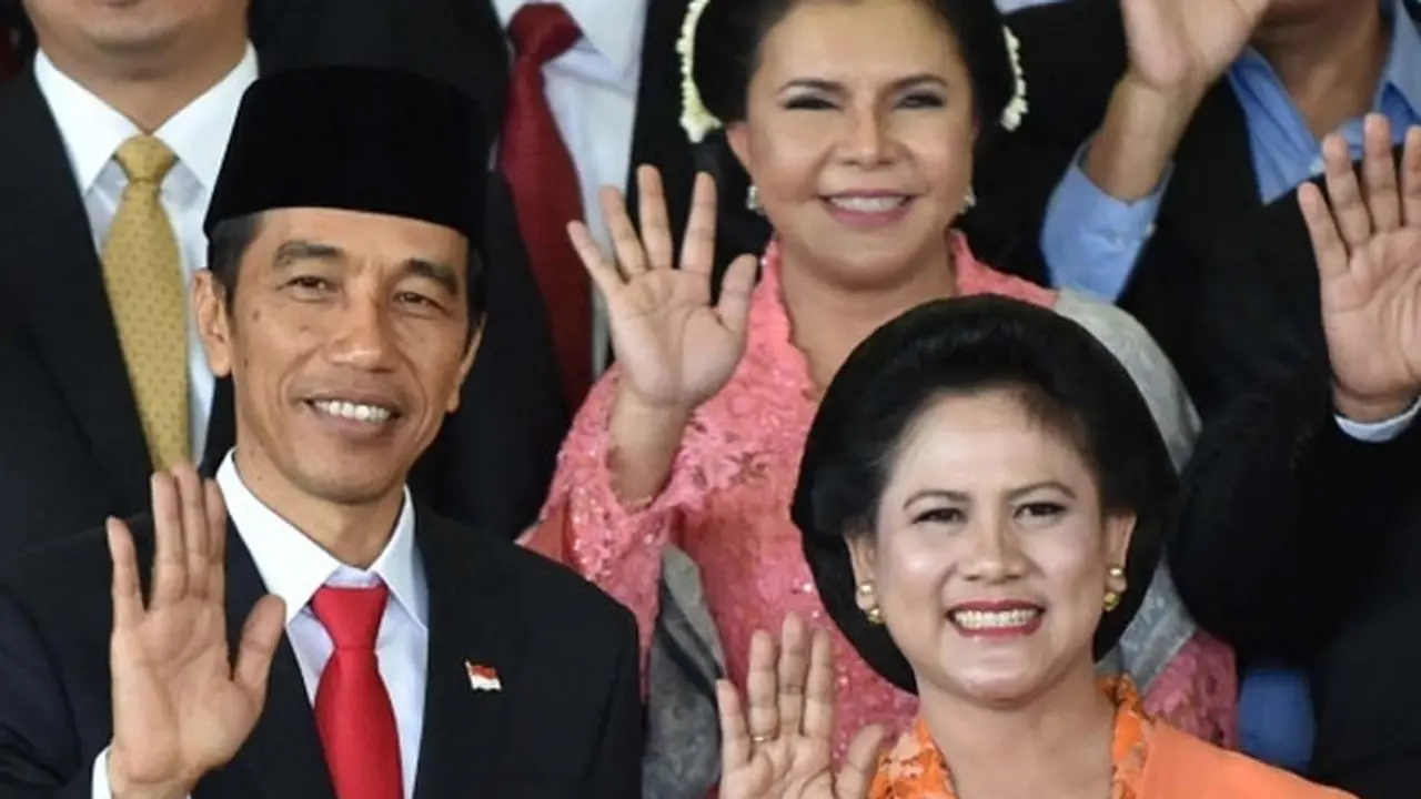 [Bintang] Busana yang dikenakan Iriana saat mendampingi Presiden Jokowi