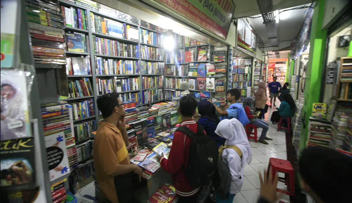 Suasana toko buku di kawasan Taman Pintar Yogyakarta, Selasa (3/11/2015). Selain banyak pilihan, toko buku di Taman Pintar terkenal dengan harga yang murah. (Boy Harjanto)