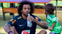 Pemain belakang Timnas Brasil, Marcelo, saat bersama putranya di sela-sela latihan Tim Samba. (Instagram/@marcelotwelve)