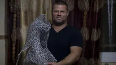 Seniman Palestina Haitham Khateeb memegang patung almarhum pemimpin Palestina, Yasser Arafat buatannya di rumahnya di desa Bilin Tepi Barat dekat Ramallah (2/11/2019). Setelah 14 tahun menjadi sebagai fotografer, Khateeb mencoba menjadi seniman patung. (AP Photo/Majdi Mohammed)