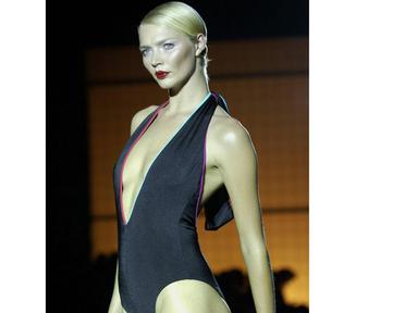 Jodie Kidd saat tampil pada London Fashion Week, Jodie adalah model, presenter TV dan juga penggemar sekaligus pebalap olah raga motosport. (EPA/PS/Yui Mok/UK)