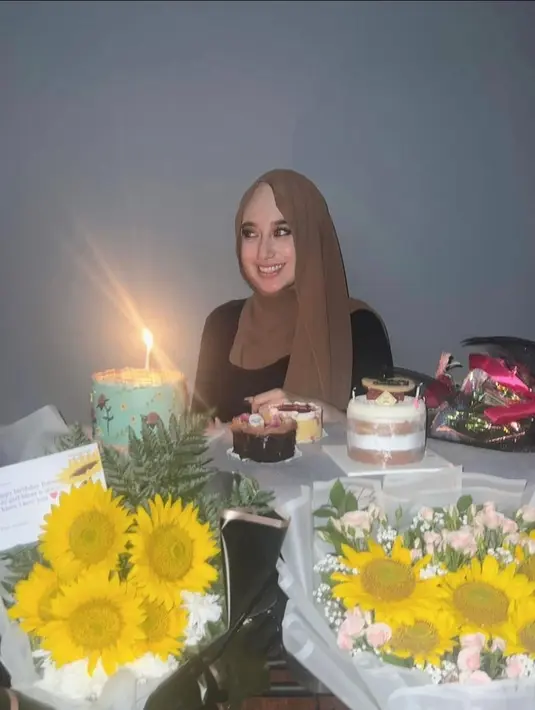 Tengku Anataya dikenal sebagai wanita yang sangat mirip dengan sang ibu. Bahkan saat bersanding dengan Cindy Fatikasari, keduanya terlihat bak kakak beradik. Belum lama ini, Tengku Anataya berusia 23 tahun yang menjadi saksi pernikahannya. (Liputan6.com/IG/osnapitzcha)