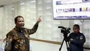 Pimpinan Bawaslu, Nasrullah menunjukkan live streaming Bawaslu TV pada peluncuran di Gedung Bawaslu Jakarta, Senin (13/2). Bawaslu TV nantinya mengupdate informasi terkait Pilkada serentak 2017 serta Pilpres 2019 mendatang. (Liputan6.com/Faizal Fanani)