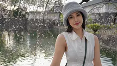 Bung Sakura merupakan bunga khas Jepang yang menjadi daya tarik wisata bagi negeri Matahari Terbit. Setiap musim semi bunga ini akan terlihat cantik saat bermekaran setelah melewati musim dingin. Tidak sedikit para selebriti Indonesia pun liburan ke Jepang pada momen tersebut, seperti yang dilakukan oleh Anya Geraldine. (Liputan6.com/IG/@anyageraldine)