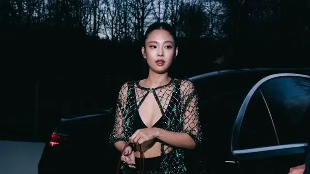Jennie BLACKPINK Curi Atensi di Chanel Show Paris Fashion Week, Tampil Berani dengan Bra dan Beaded Net Cardigan