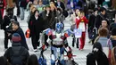 Seorang penggemar anime memakai kostum favorit berupa robot di Cosplay Festa TDC (Tokyo Dome City) di Tokyo pada tanggal 10 Januari 2015. (AFP Photo/Toshifumi Kitamura)