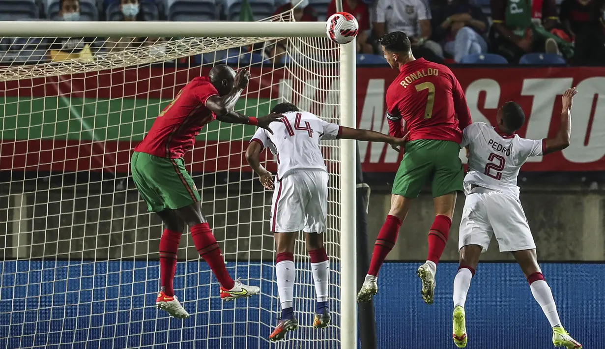 Menjalani pertandingan di kandang sendiri, A Selecao tampil dominan sejak bola digulirkan. Laga baru berjalan 37 menit, Timnas Portugal berhasil unggul lebih dulu. (AFP/Carlos Costa)