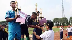 Citizen6, Kobangdika: Penyerahan Piala Juara I Sepakbola dalam rangka hardikal ke 65 dari Dirpers Kobangdikal Kolonel laut (P) Samsul Rizal kepada Puslatdiksarmil di lapangan Wijaya Kusuma Kobangdikal. (Pengirim: Rohman Arif)