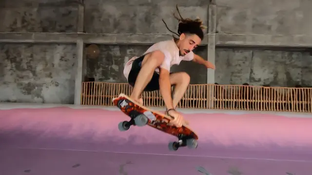 Pengunjung sedang berlaga di surf skate