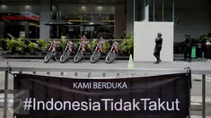 Petugas kepolisian bersenjata terlihat berjaga-jaga di Menara Cakrawala, Jakarta, Sabtu (16/1). Pasca ledakan di Jalan MH Thamrin pada Kamis (14/1) lalu, petugas keamanan menutup rapat pintu masuk gedung tersebut. (Liputan6.com/Faizal Fanani)