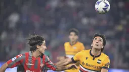 Bek Sampdoria Leonardo Sernicola berebut bola dengan bek CremoneseTommaso Augello pada pekan ke-11 ajang Serie A di Giovanni Zini Stadium, Senin (24/10/2022). Sampdoria mempermalukan Cremonese dengan skor 1-0. (Claudio Grassi/LaPresse via AP)