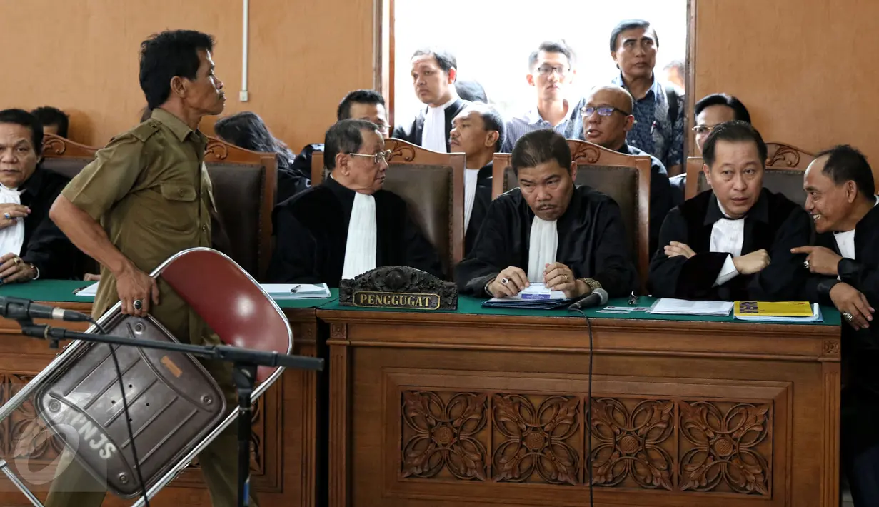 Tim kuasa hukum OC Kaligis berdiskusi disela sidang praperadilan terhadap KPK di Pengadilan Negeri Jakarta Selatan, Senin (10/8/2015). Sidang tersebut ditunda karena pihak KPK tidak hadir. (Liputan6.com/Yoppy Renato)