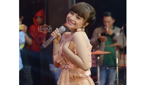 6 Pesona Tasya Rosmala di Atas Panggung, Cantik dan Memukau