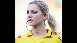 Fernanda Colombo Uliana baru saja diberikan status resmi FIFA oleh komite wasit Konfederasi Sepakbola Brasil sebagai seorang wasit. (Istimewa)