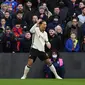 Bek Liverpool Virgil van Dijk merayakan gol ke gawang Crystal Palace pada laga Liga Inggris di Selhurst Park, Minggu (23/1/2022). (AFP/Daniel Leal)