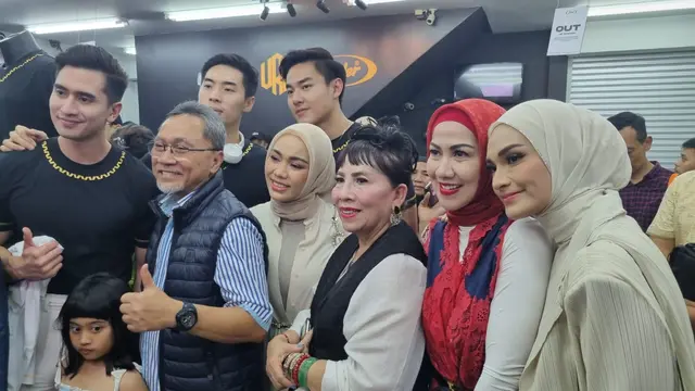 Zulkifli Hasan mengunjungi  booth Riders × Verrell Bramasta di PRJ.