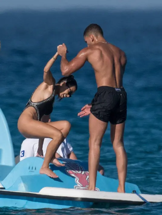 Masih di Saint Tropez, sepertnya Kourtney Kardashian dan Younes Bendjima benar-benar menikmati waktu berdua. (SplashNews)