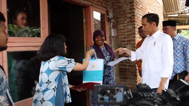 Presiden Serahkan Sertifikat Sambungan Listrik Gratis Kepada Warga di Muara Gembong