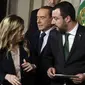 Pemimpin Forza Italia Silvio Berlusconi, tengah, Pemimpin partai Brothers of Italy Giorgia Meloni, kiri, dan Pemimpin Liga Utara Matteo Salvini. (AP/Gregorio Borgia, File)