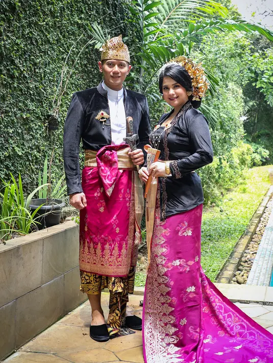 <p>Paduan kebaya yang didominasi nuansa hitam emas juga terlihat kian kontras dengan kain khas Bali yang megah. Rona fuchsia dengan elemen motif berbenang emas muda yang semakin menambah warna tersendiri pada total look yang dihadirkan. (Foto: Istimewa/ Bintang Radityo).</p>