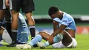 Pemain Manchester City, Raheem Sterling, menutup wajahnya usai ditaklukkan Lyon pada perempat final Liga Champions di Stadion Jose Alvalade, Sabtu (15/8/2020). Lyon menang 3-1 atas Manchester City. (Miguel A. Lopes/Pool via AP)