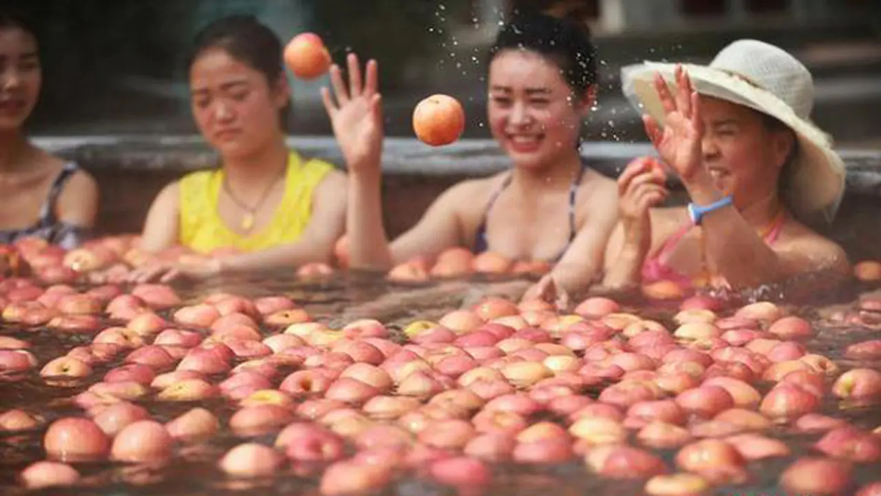 Demi Kulit Cantik, Warga Tiongkok Berduyun-duyun Mandi Buah