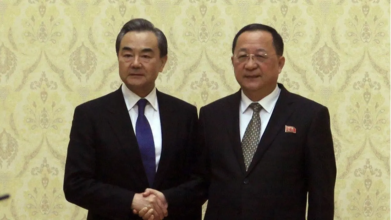 Menteri Luar Negeri China Wang Yi dan Menteri Luar Negeri Korea Utara Ri Yong-ho