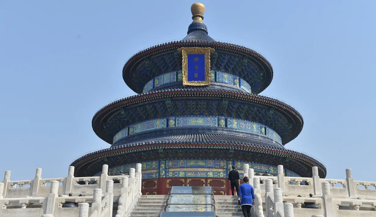Wisatawan mengunjungi Hall of Prayer for Good Harvests di Kuil Surga, Beijing, China (29/4/2020). Kuil Surga, salah satu Situs Warisan Dunia UNESCO yang ditutup sementara akibat merebaknya COVID-19, membuka kembali tiga kompleks bangunan utamanya untuk umum pada Rabu (29/4). (Xinhua/Peng Ziyang)