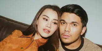 Bersandar di bahu Thariq, Aaliyah Massaid kenakan jaket kulit warna cokelat. Sementara Thariq tampil santai dengan sweater dual tone bernuansa cokelat [@aaliyah.massaid]