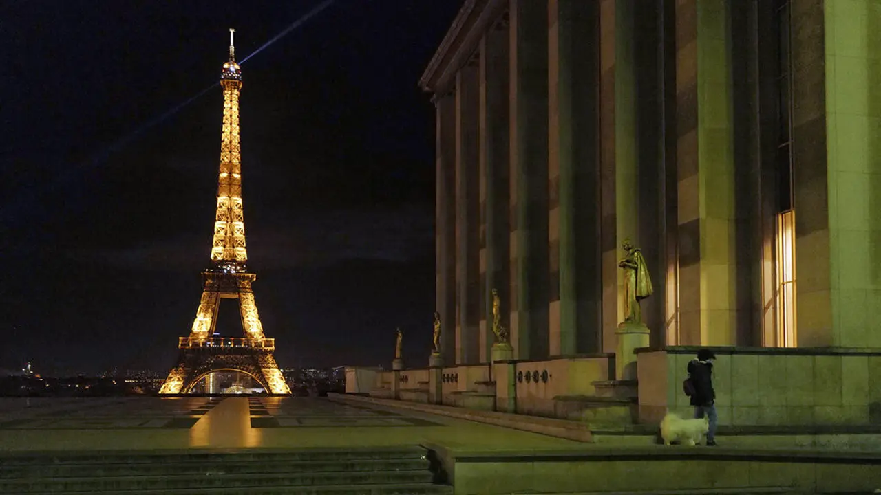FOTO: Sunyi Sepi Jalanan Paris Saat Perancis Terapkan Jam Malam COVID-19