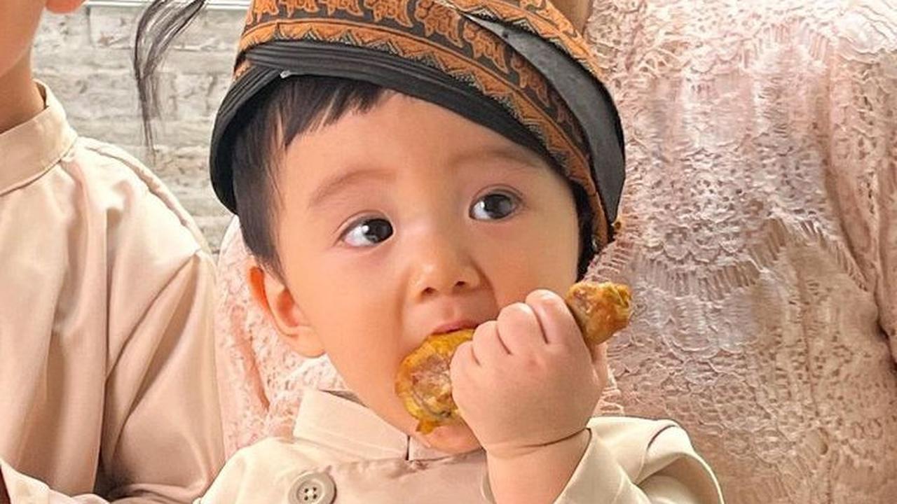 Ekspresi Baby Timo langsung mencuri perhatian. Potretnya lucu dan menggemaskan.&nbsp;