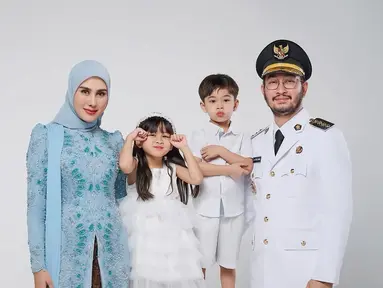 Sebagai Ketua PKK Bandung Barat, Syahnaz Sadiqah tampil anggun dalam balutan kebaya hijau toska yang elegan. Kebaya panjang bermotif bunga yang ia kenakan dipadukan dengan rok panjang dan hijab senada, menciptakan kesan berwibawa. Sepatu hak tinggi melengkapi penampilannya, menambah kesan percaya diri dan siap menjalankan tugas barunya. (Liputan6.com/IG/@ritchieismail)