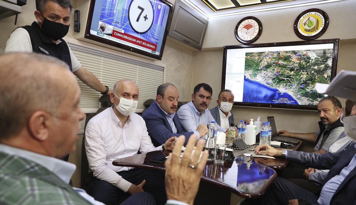 Presiden Turki Recep Tayyip Erdogan berbicara kepada para menterinya tentang kebakaran hutan di Manavgat, Antalya, Turki, Sabtu (31/7/2021). Korban tewas akibat kebakaran hutan di kota-kota Mediterania Turki naik menjadi enam orang setelah dua pekerja hutan tewas. (Turkish Presidency via AP, Pool)
