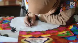 Peserta membuat kaligrafi kategori mushaf Alquran pada lomba MTQ Tingkat Kota Tangerang Selatan, Banten, Selasa (18/9). Lomba MTQ dilangsungkan pada tanggal 17 hingga 20 September 2018. (Merdeka.com/Arie Basuki)