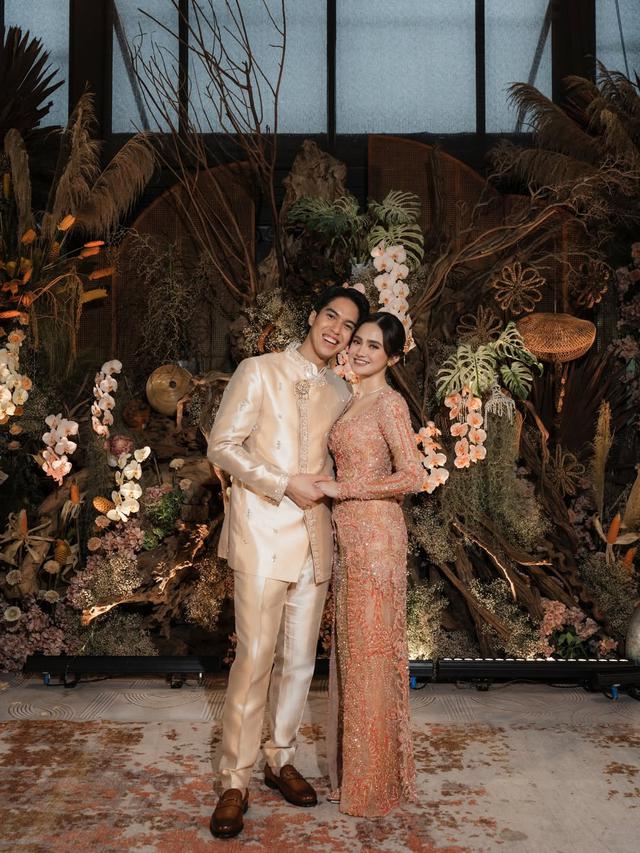 Resmi lamaran, intip 6 potret pertunangan Syifa Hadju dan El Rumi yang elegan dan hangat