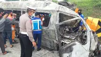 Mobil yang terbakar akibat kecelakaan di Tol Madiun-Nganjuk KM 631 pada Kamis, 3 Desember 2020 (Foto: Dok Istimewa)