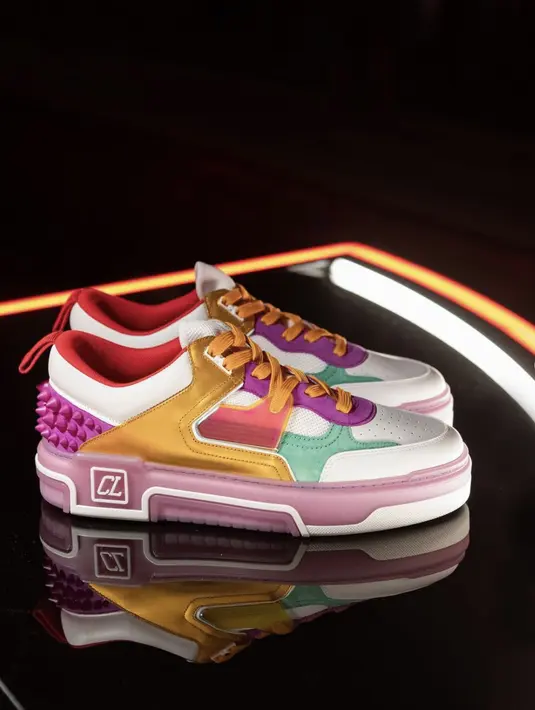 Dikombinasikan dengan konstruksi strobel sport yang lembut dan fleksibel serta sol cup yang ringan, sepatu ini akan merangkul, menopang, dan membuat kaki Anda nyaman dengan cara yang belum pernah ada sebelumnya. [Foto: Instagram/ Christian Louboutin]