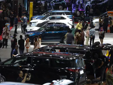 Pengunjung melihat-lihat mobil yang dipamerkan saat International Motor Show (IIMS) 2026 di JIExpo Kemayoran, Jakarta, Kamis (5/2/2026). Indonesia International Motor Show (IIMS) 2026, kembali digelar. (Kapanlagi.com/Budy Santoso)