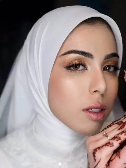 Brina tampil dengan wajah glam natural berkat MUA Joice. Sang MUA pun mengaplikasikan blush on tipis coral dengan lipstik ombre tipis.  [@mianabhan_henna]