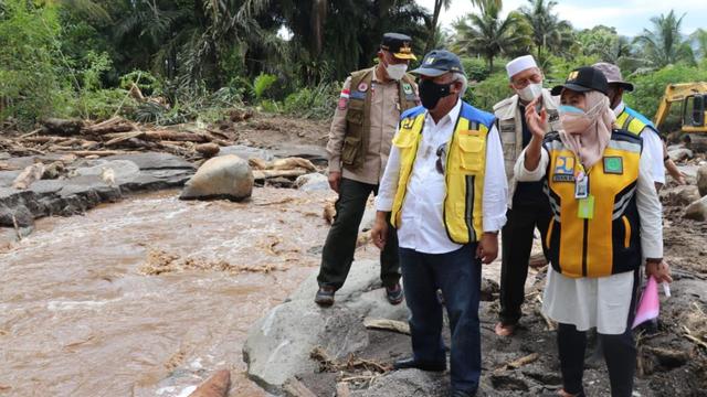 Menteri PUPR Basuki Hadimuljono meninjau penanganan darurat lokasi terdampak gempa di Pasaman dan Pasaman Barat, Sumatera Barat. (Dok Kementerian PUPR)
