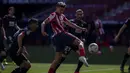 Gelandang Atletico Madrid, Marcos Llorente (tengah) melepaskan tendangan ke gawang Eibar dalam laga lanjutan Liga Spanyol 2020/2021 pekan ke-31 di Wanda Metropolitano Stadium, Madrid, Minggu (18/4/2021). Atletico menang 5-0 atas Eibar. (AP/Bernat Armangue)