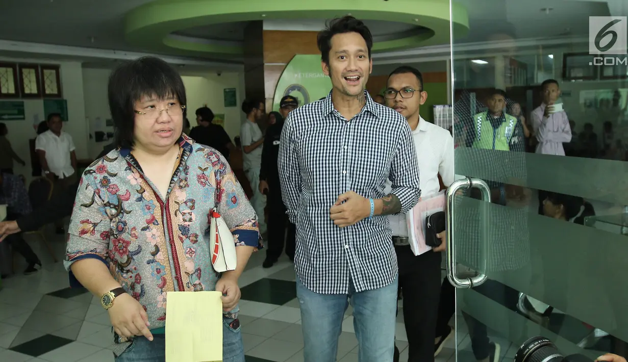 Aktor Tora Sudiro  didampingi kuasa hukum keluar dari Rumah Sakit Ketergantungan Obat (RSKO) Cibubur, Jakarta, Senin (14/8). Tora Sudiro mendapatkan penangguhan penahanan, dengan alasan kondisi fisiknya yang belum membaik. (Liputan6.com/Herman Zakharia)