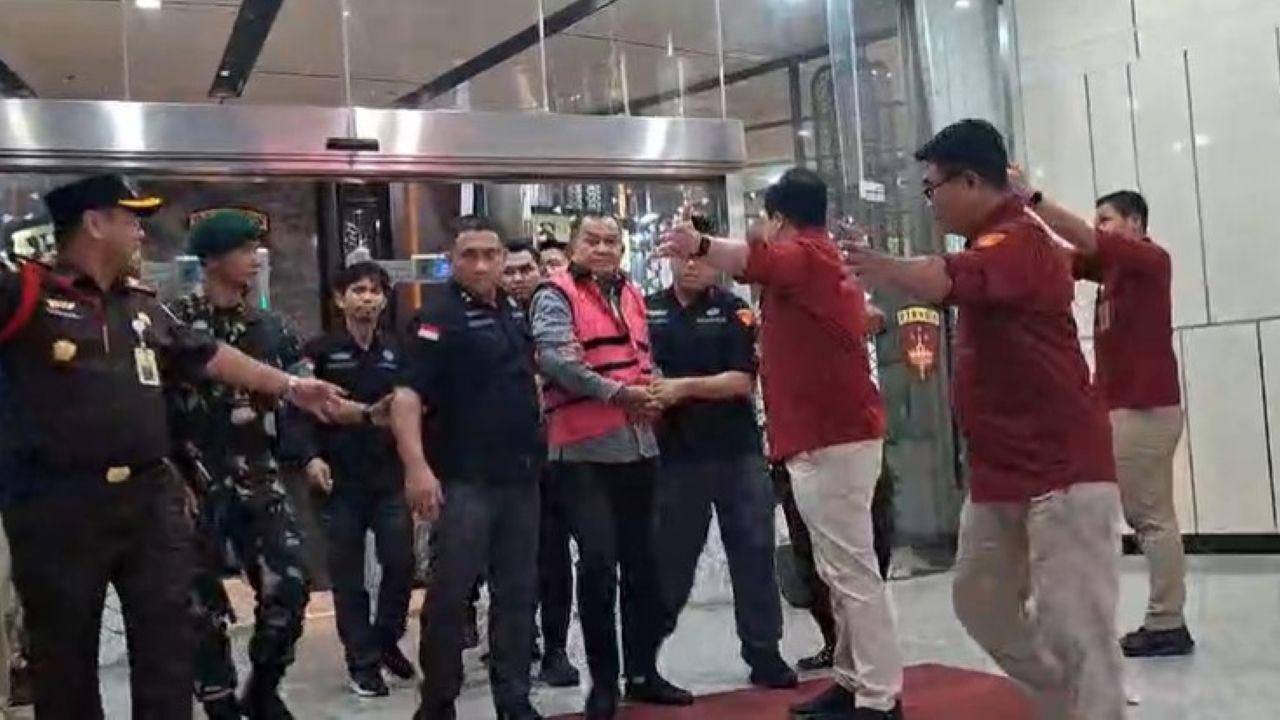 Penampakan Dadan Hindayana, Lodewyk Pusung dan Sony Sanjaya Pakai Rompi Tersangka, Keluar dari Kejagung Diborgol