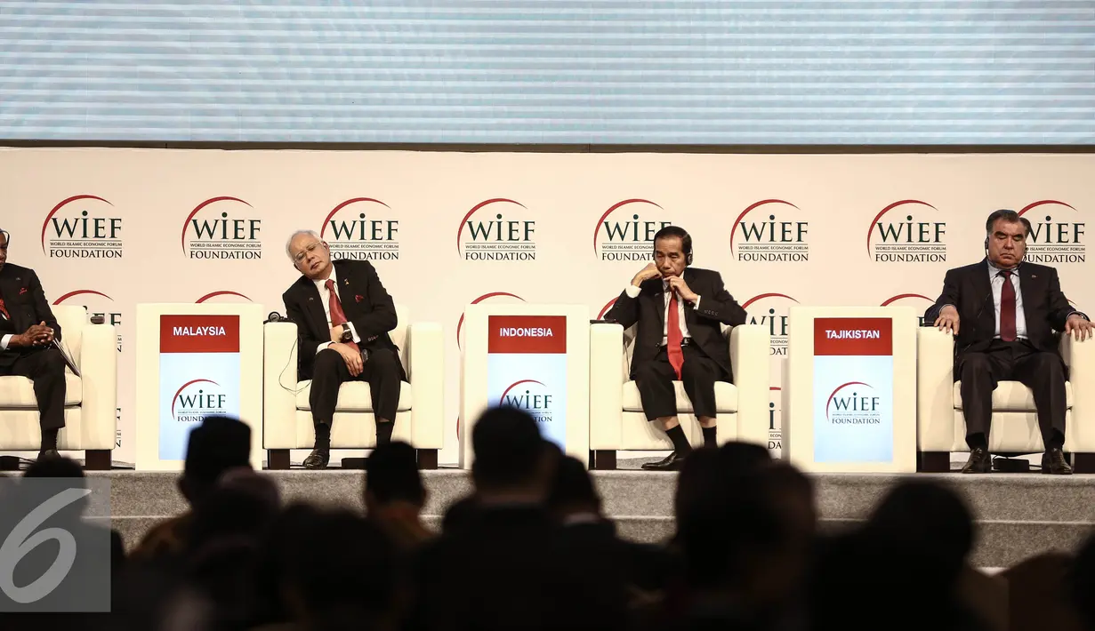 Presiden RI, Jokowi saat mengikuti Pembukaan World Islamic Economic ke-12 di Jakarta, Selasa (2/8). Forum ini mengusung tema Pemerataan Pertumbuhan, Memberdayakan Bisnis Masa Depan. (Liputan6.com/Faizal Fanani)